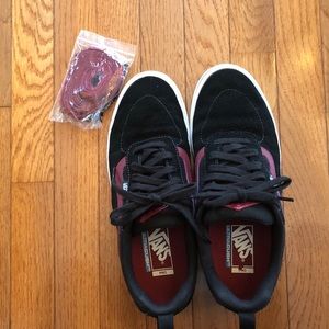 Vans Low-top w/ wine-red stripes